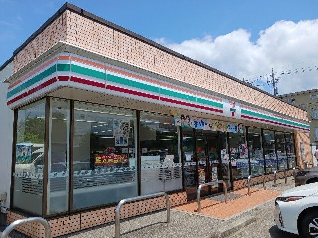 近くのセブンイレブン魚津インター店まで700m（徒歩9分）