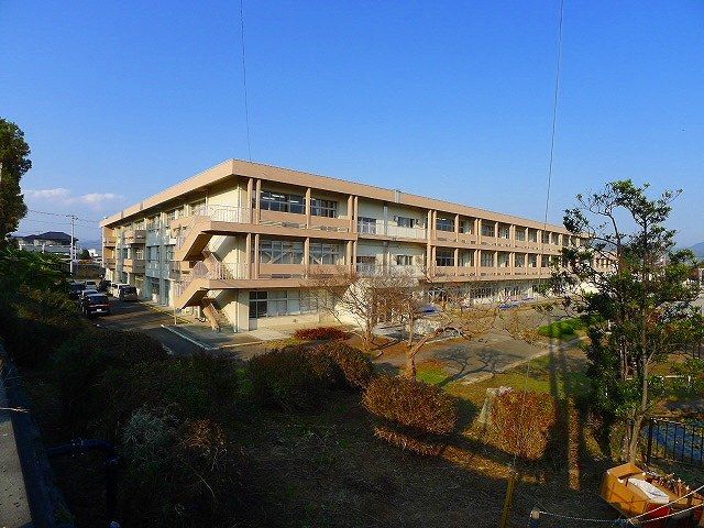 近くの広沢中学校まで2,200m（徒歩28分）