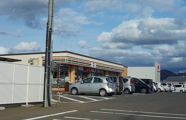 近くのコンビニまで600m（徒歩8分）