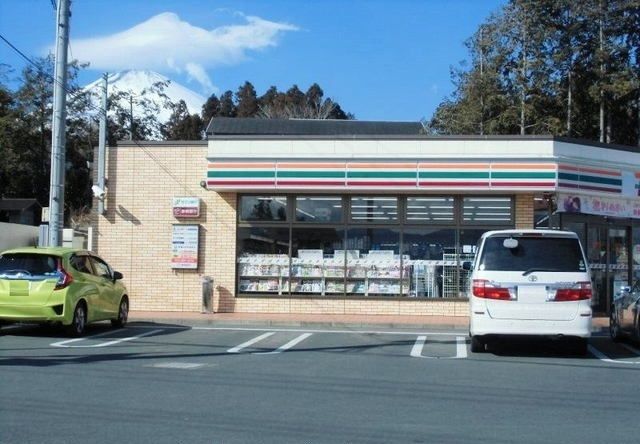 近くのセブンイレブン御殿場板妻店まで750m（徒歩10分）