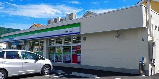 近くのファミリーマート御殿場保土沢店まで1,000m（徒歩13分）