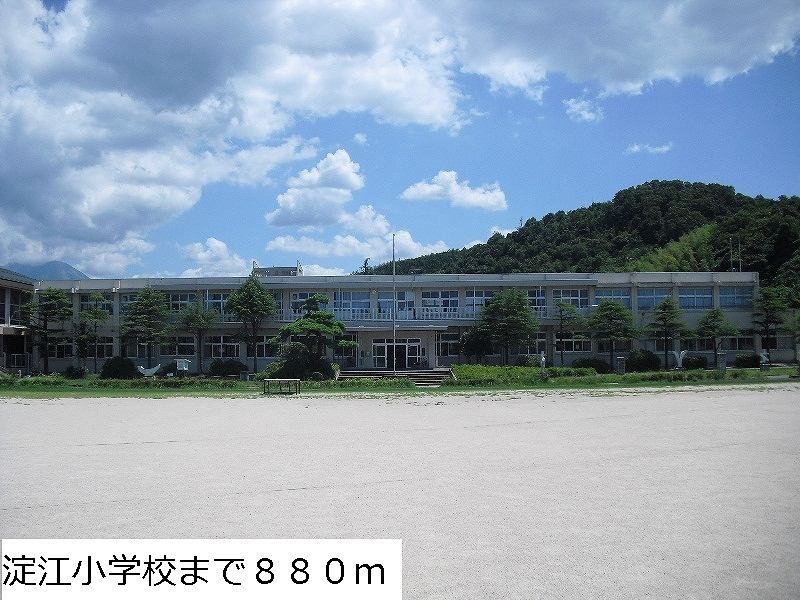 近くの淀江小学校まで880m（徒歩11分）
