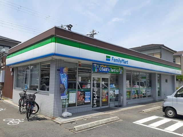 近くのファミリーマート様まで206m（徒歩3分）