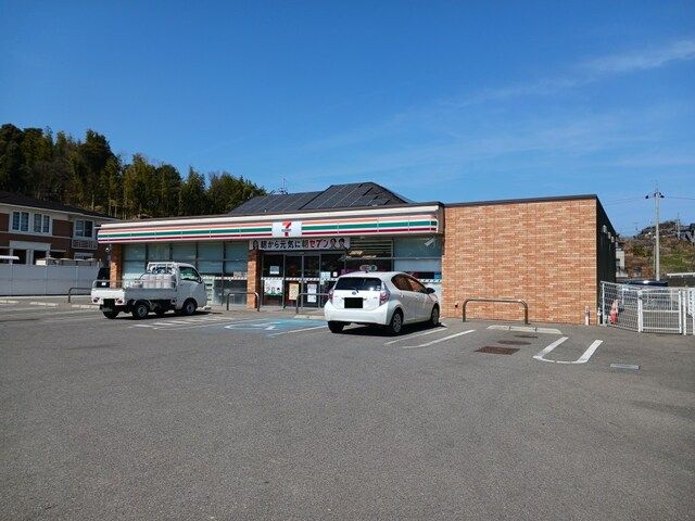 近くのセブンイレブン貴志川町長山店様まで300m(徒歩4分)