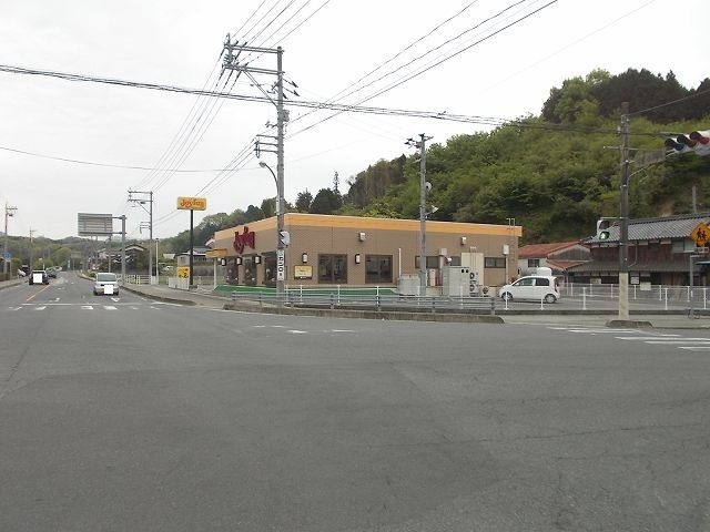 近くの飲食店まで1,000m（徒歩13分）