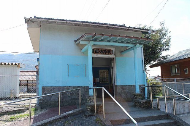 近くの駅まで1,800m（徒歩23分）