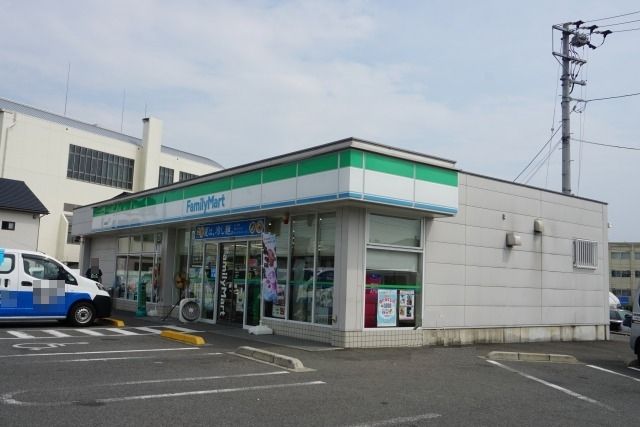 近くのコンビニまで630m（徒歩8分）