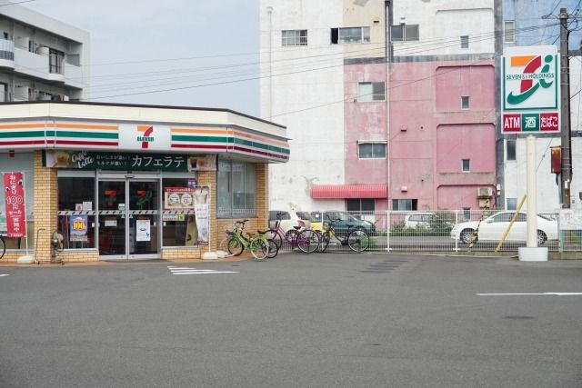 近くのコンビニまで700m（徒歩9分）