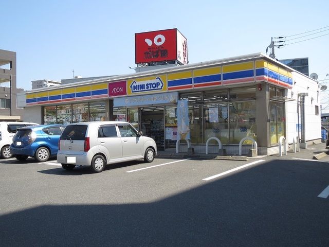 近くのコンビニまで300m（徒歩4分）