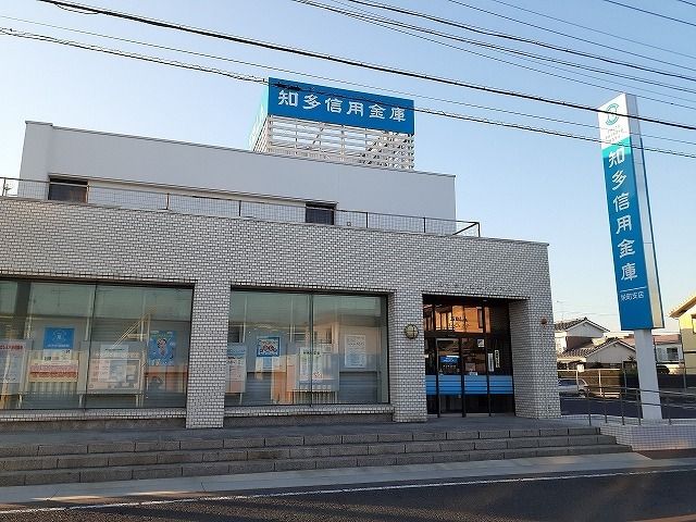 近くの知多信用金庫栄町支店まで528m（徒歩7分）