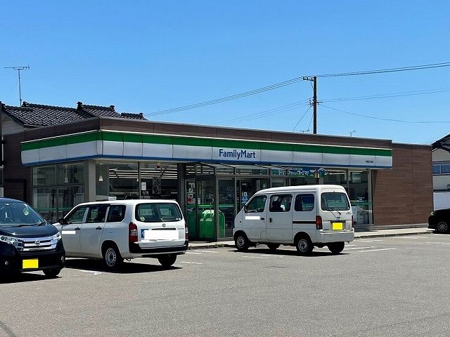 近くのファミリーマートまで550m（徒歩7分）