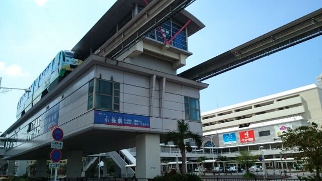近くの沖縄都市モノレール小禄駅まで850m（徒歩11分）