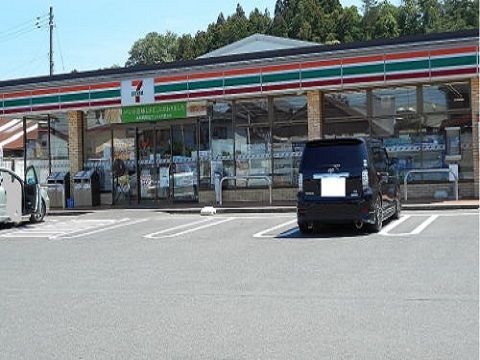 近くのコンビニまで1,000m（徒歩13分）