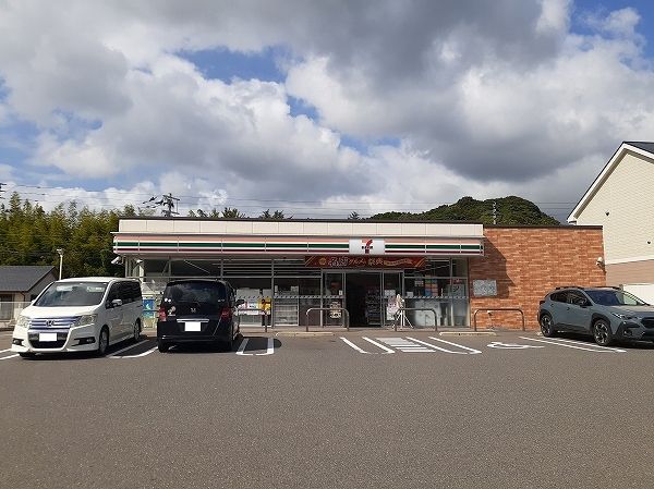 近くのコンビニまで650m（徒歩9分）