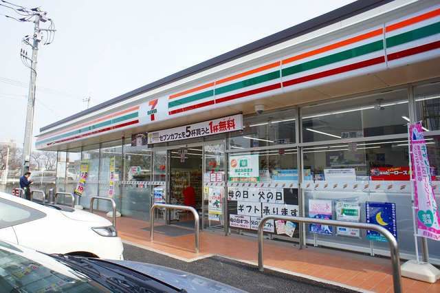 近くのセブンイレブン越谷神明2丁目店まで450m(徒歩6分)