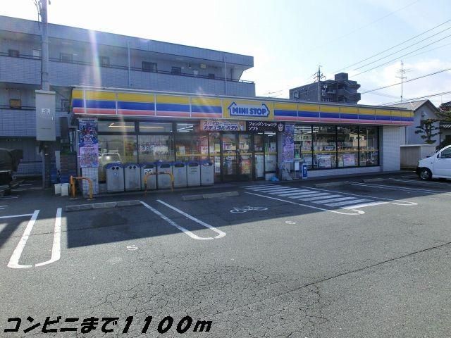 近くのコンビニまで1,100m（徒歩14分）