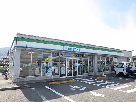 近くのコンビニまで700m（徒歩9分）