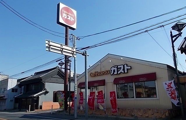 近くのガスト伊勢崎境店まで400m（徒歩5分）