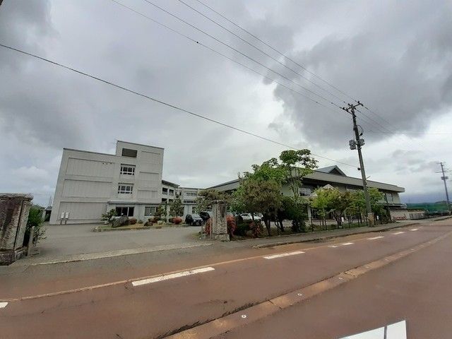 近くの燕中学校まで100m(徒歩2分)