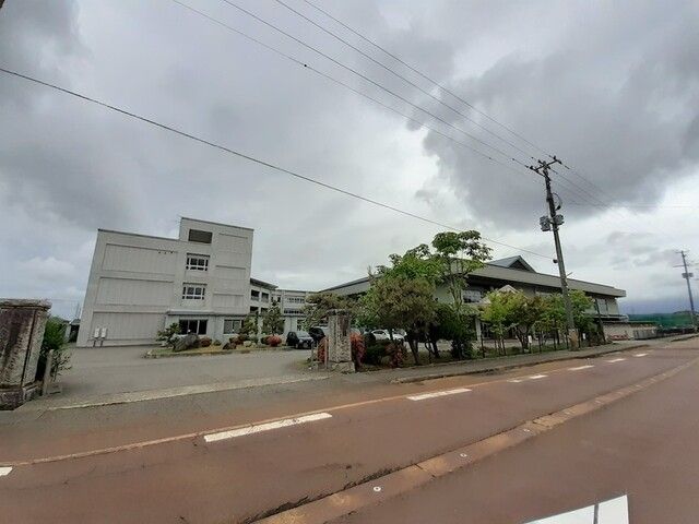 近くの燕中学校まで100m(徒歩2分)