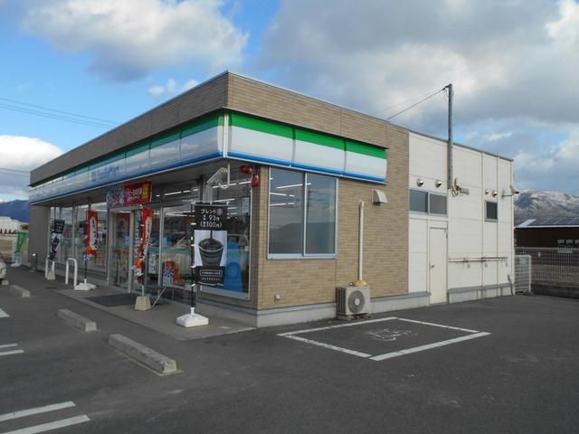近くのファミマ伊賀下柘植店様まで1,700m（徒歩22分）
