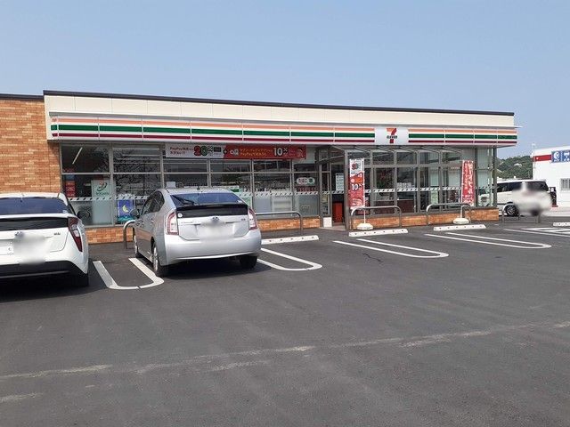 近くのセブンイレブンうるま前原店まで500m（徒歩7分）