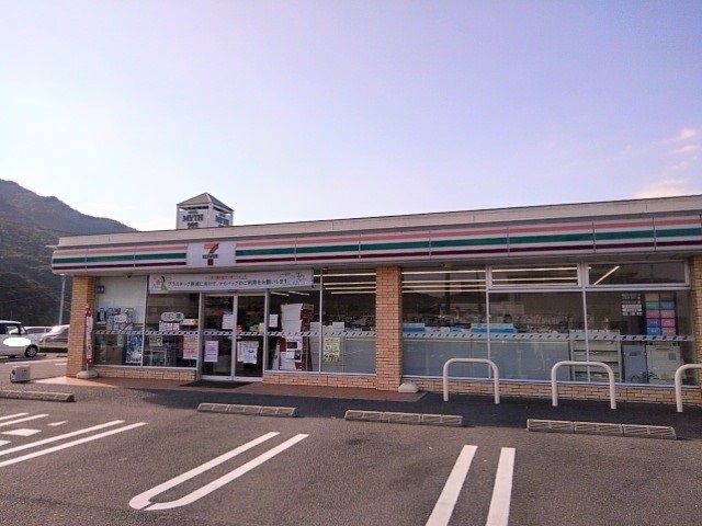 近くのセブンイレブン善通寺吉原町店まで1,600m（徒歩20分）