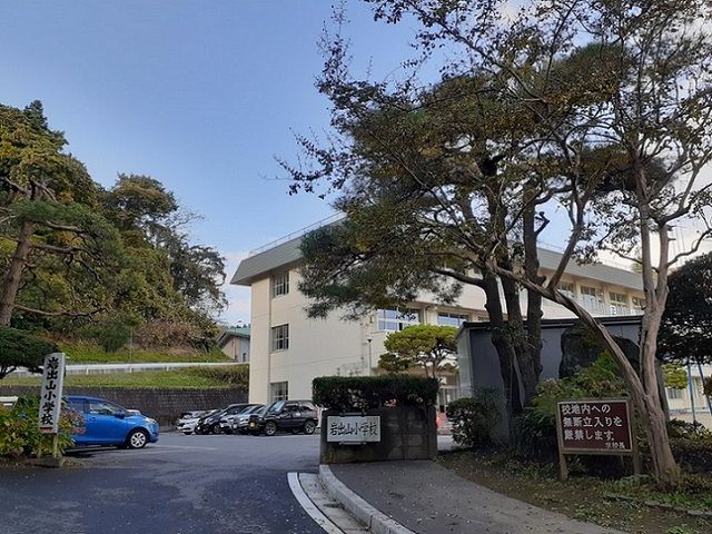 近くの大崎市立岩出山小学校まで530m（徒歩7分）