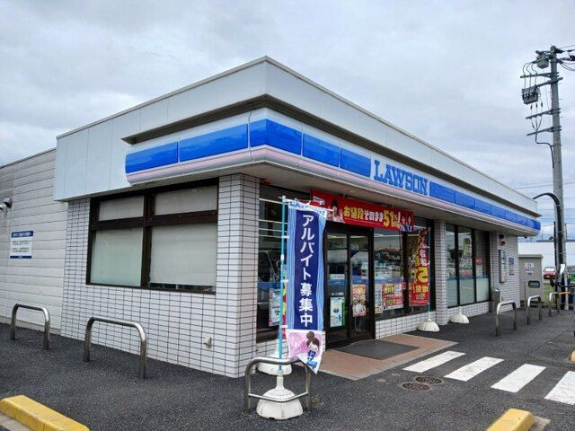 近くのローソン川本店まで750m(徒歩10分)