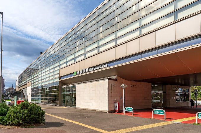 近くのJR新琴似駅まで1,320m（徒歩17分）