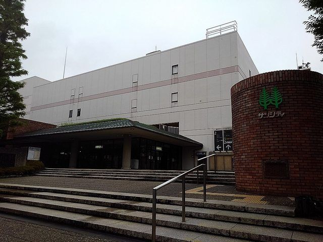 近くのサンシティ越谷市民ホールまで350m（徒歩5分）