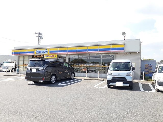 近くのコンビニまで850m（徒歩11分）