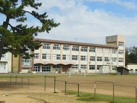 近くの国府小学校まで1,500m（徒歩19分）