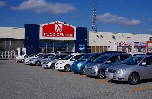 近くのスーパーセンターアマノ御所野店まで500m（徒歩7分）