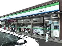 近くのファミリーマート熊谷美土里町店まで250m（徒歩4分）