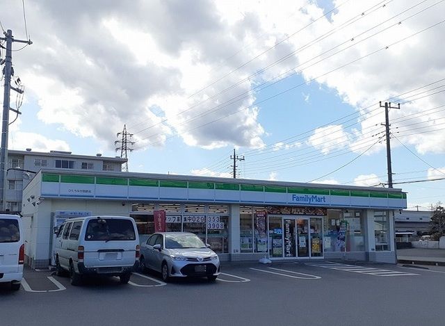 近くのファミリーマートまで800m（徒歩10分）