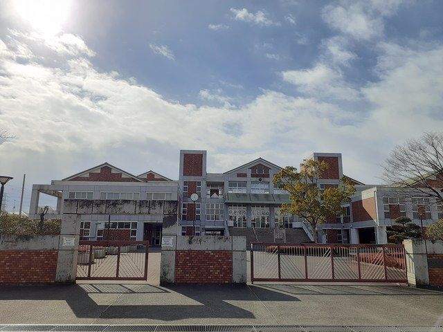 近くの田彦中学校まで550m（徒歩7分）