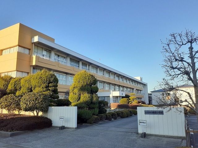 近くの市立田彦小学校まで1,100m（徒歩14分）