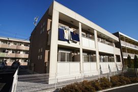 シャロル・ナカの外観画像