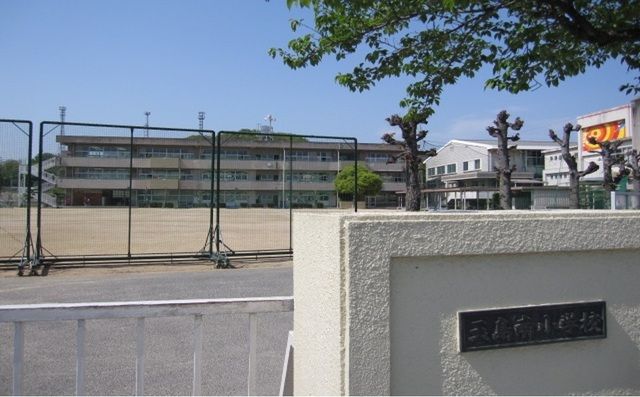 近くの玉島南小学校まで700m（徒歩9分）