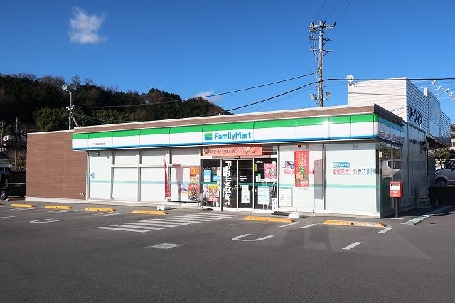 近くのファミリーマートまで850m（徒歩11分）