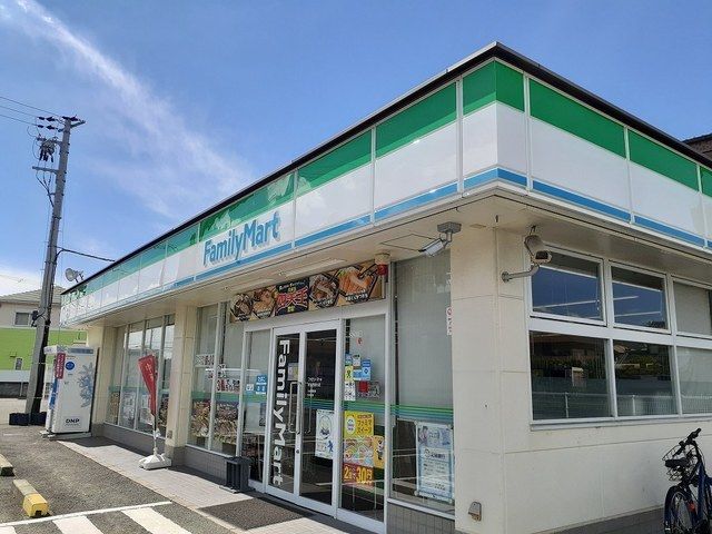 近くのファミリーマート岩出西国分店様まで500m(徒歩7分)