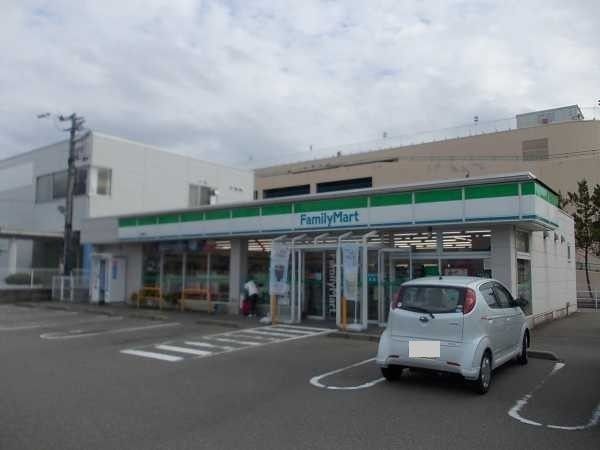 近くのファミリーマートまで900m（徒歩12分）