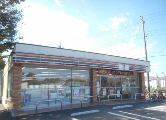 近くのコンビニまで700m（徒歩9分）