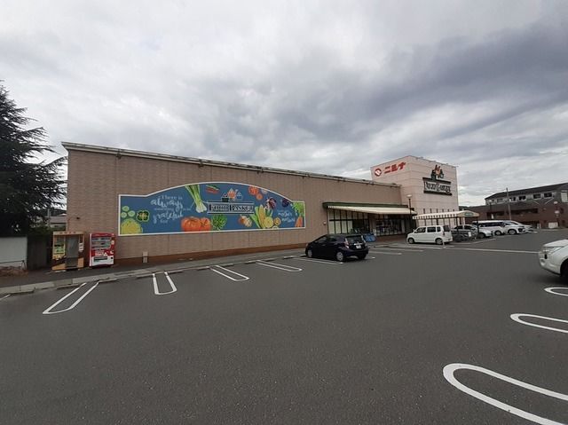 近くのニシナ柳田店まで900m（徒歩12分）