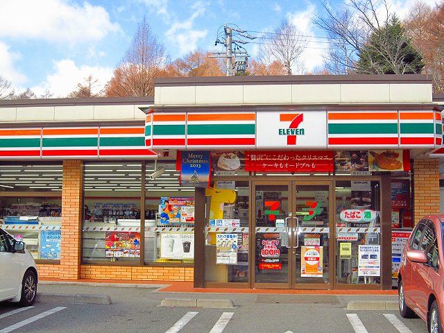 近くのコンビニまで700m（徒歩9分）