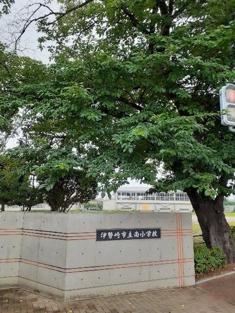 近くの小学校まで250m（徒歩4分）