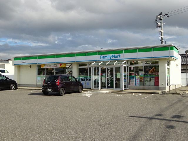 近くのコンビニまで250m（徒歩4分）