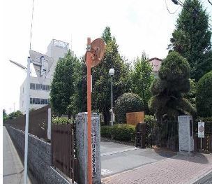 近くの犬伏小まで750m（徒歩10分）