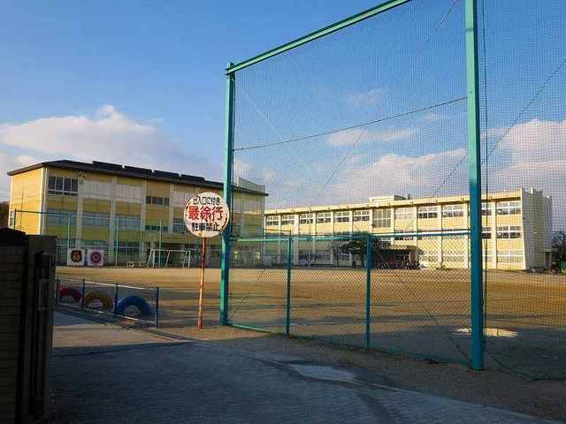 近くの大矢知興譲小学校まで1,700m（徒歩22分）